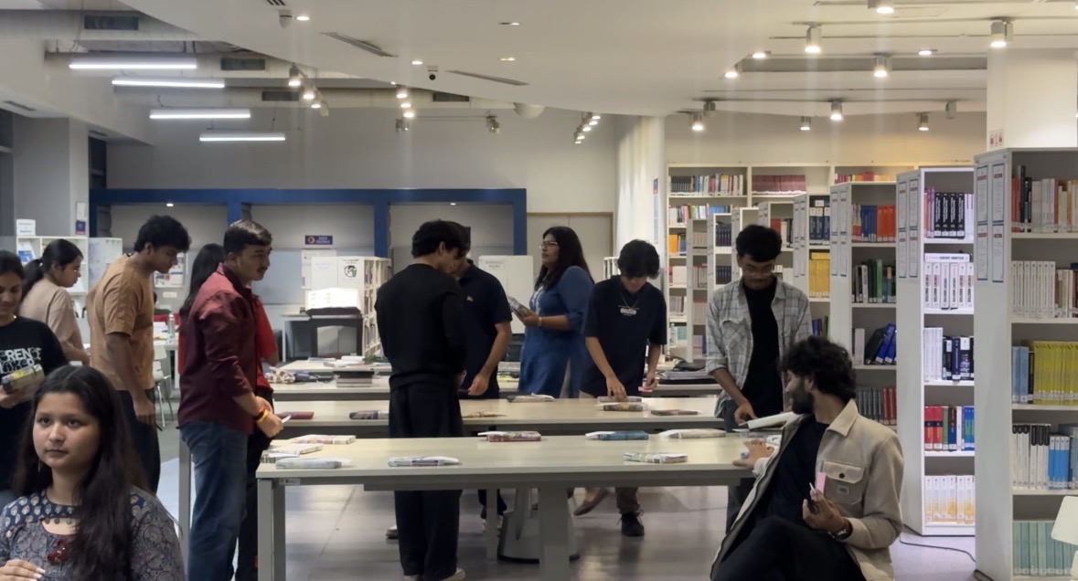 Students browsing Nauras World